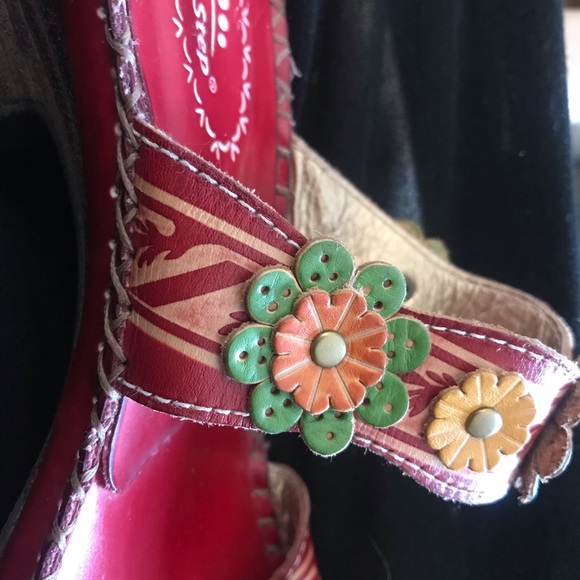 Beautiful Spring Step floral sandals - Picture 4 of 11